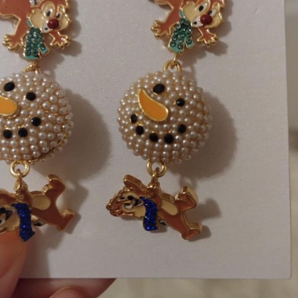🎄FIRM! NWT DISNEY PARKS COLLECTION X BAUBLEBAR 2023 CHIP & DALE SNOWMAN EARRING - Picture 10 of 12